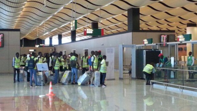 Mouvement d’humeur à l’AIBD : Les agents de 2AS sortent les brassards rouges et réclament la tête du Dg, Askin Demir. Mouvement d’humeur à l’AIBD : Les agents de 2AS sortent les brassards rouges et réclament la tête du Dg, Askin Demir.