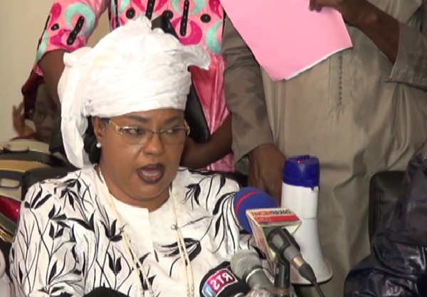 Remous chez les Femmes BBY de Mbour : pour un financement de 38 Millions, elles se donnent en spectacle devant Ndèye Saly Diop Dieng Remous chez les Femmes BBY de Mbour : pour un financement de 38 Millions, elles se donnent en spectacle devant Ndèye Saly Diop Dieng
