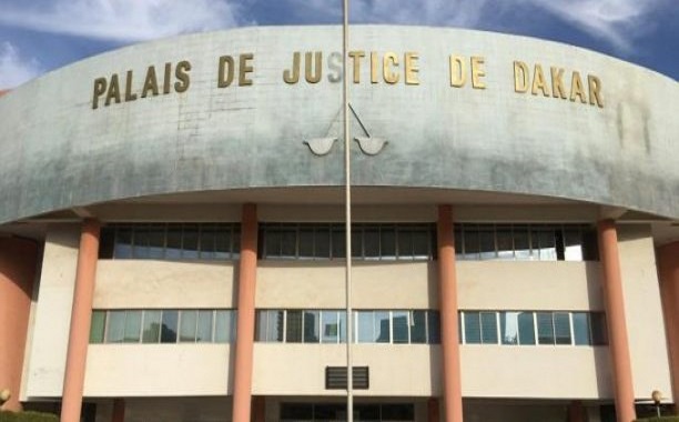 Choqué par les images obscènes de sa sœur sur les réseaux sociaux : Alassane Diallo bastonne le frère du diffuseur Choqué par les images obscènes de sa sœur sur les réseaux sociaux : Alassane Diallo bastonne le frère du diffuseur