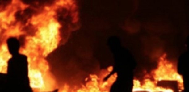 Urgent-Des marchands ambulants mettent le feu à la mairie de Keur Massar Urgent-Des marchands ambulants mettent le feu à la mairie de Keur Massar