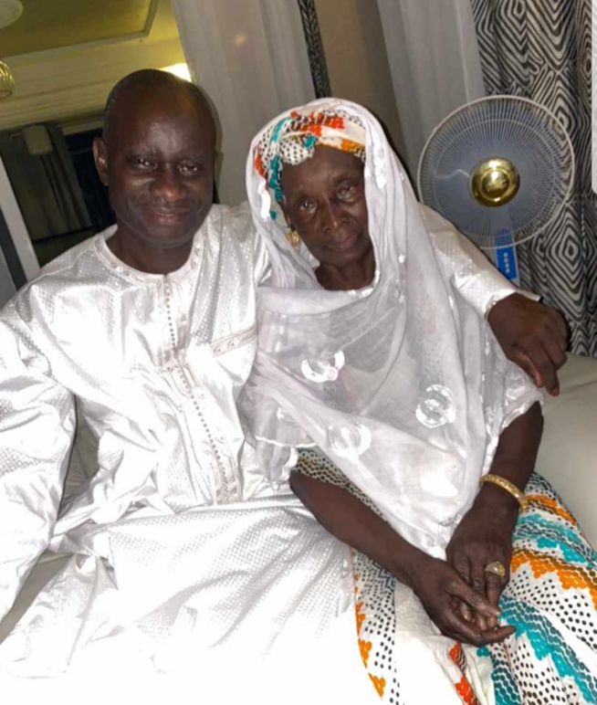 Voici la toute première image de Diop Iseg avec sa Maman après sa sortie de prison