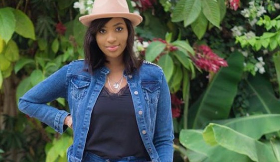 Photos – Oumou de la série « Golden » version new look. Appréciez !
