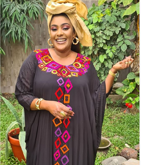 Tabaski: Appréciez le premier "Sagnsé"de l'actrice Adja ! (Photos) Tabaski: Appréciez le premier "Sagnsé"de l'actrice Adja ! (Photos)