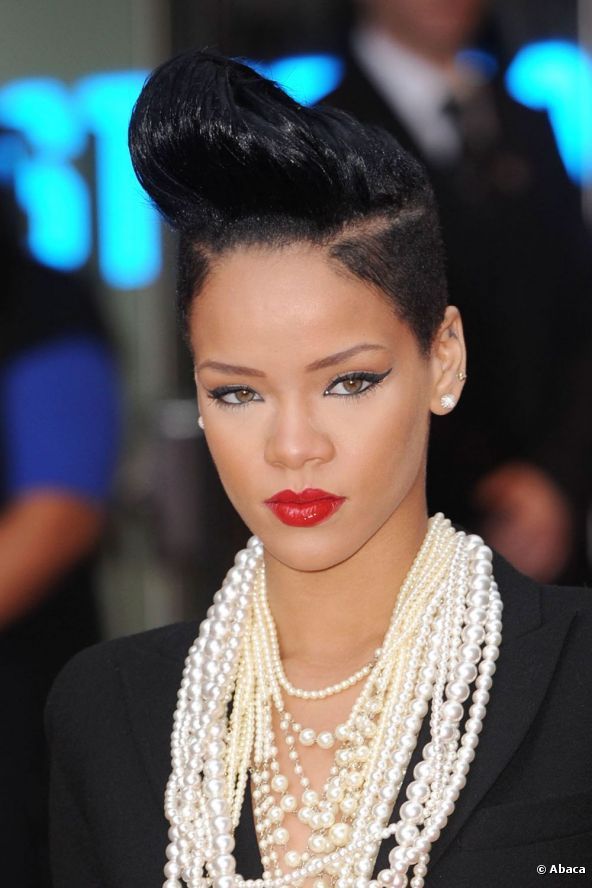 Rihanna adopte la coupe banane ultra-noire, lors de la première UK de "Inglourious Basterds",...