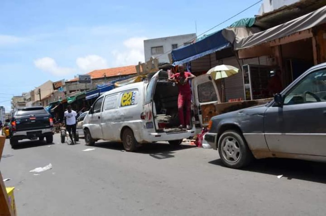 En images les commerçants vident leur cantine à Sandaga comme l'avait annoncé le sous-préfet Djiby Diallo