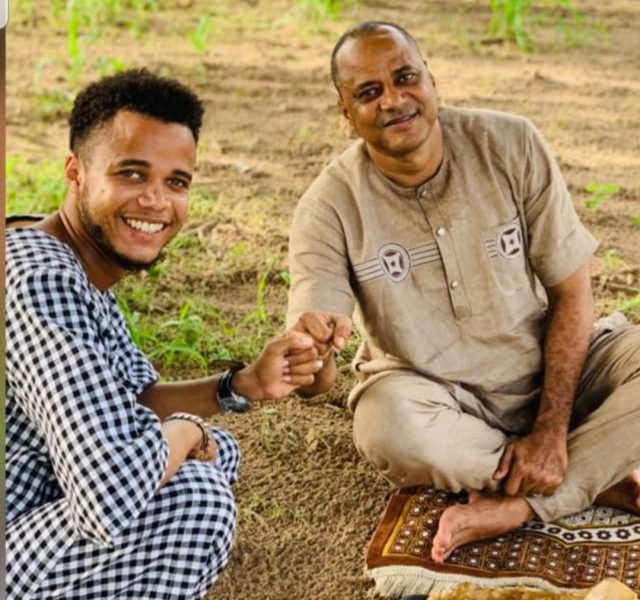 Willy tout souriant, son père mi-sourire et pensif : La première image de Luc Nicolaï à côté de son fils Willy tout souriant, son père mi-sourire et pensif : La première image de Luc Nicolaï à côté de son fils