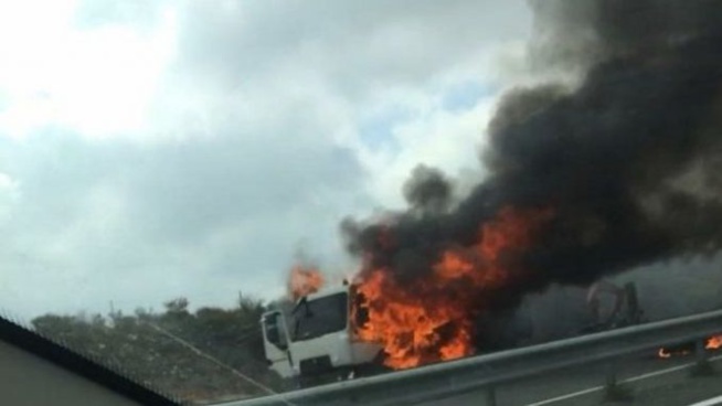 Tambacounda: Un camion transportant 55 000 litres de gasoil tombe dans le fleuve et prend feu, deux passagers portés disparus