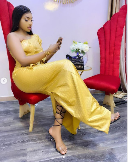 Oumou de la série "Golden" habillée comme une reine le jour de la Tabaski(Phos) Oumou de la série "Golden" habillée comme une reine le jour de la Tabaski(Phos)