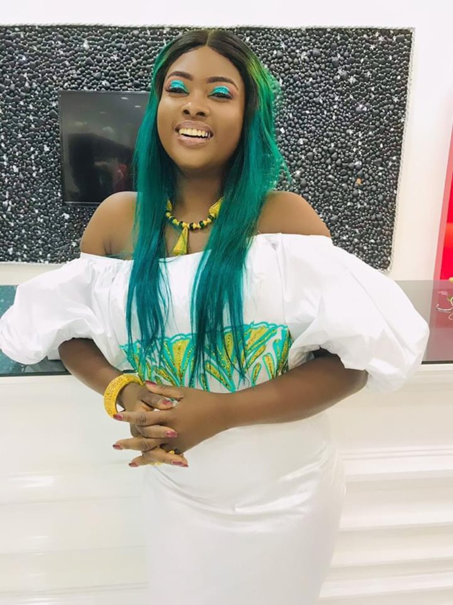 L’élégante Sabel Dieng, l’artiste adossée à ses valeurs… L’élégante Sabel Dieng, l’artiste adossée à ses valeurs…