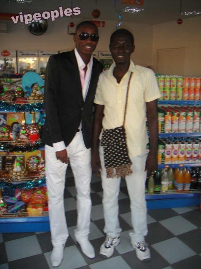 Waly Seck fait les courses avec un ami Waly Seck fait les courses avec un ami
