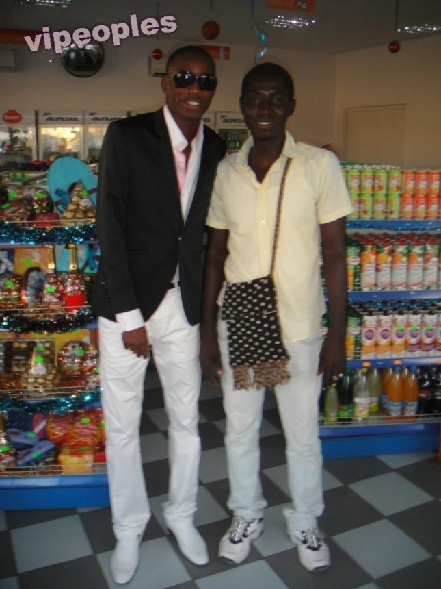 Waly Seck fait les courses avec un ami