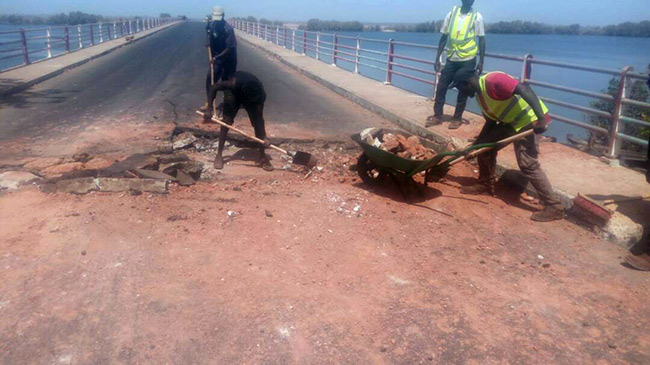 Casamance / Réhabilitation du pont de Niambalang par le génie militaire qui prévoit la fin des travaux en début octobre.