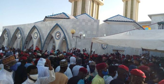 Inhumation / Médina Baye : Cheikh Ahmed Tidiane Ibrahima Niass repose à côté de son père Baye Niass. Inhumation / Médina Baye : Cheikh Ahmed Tidiane Ibrahima Niass repose à côté de son père Baye Niass.