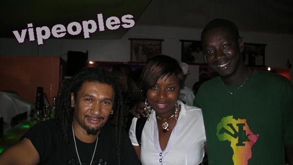 Le patron du Nirvana, Yenge la femme photographe et un fan Le patron du Nirvana, Yenge la femme photographe et un fan
