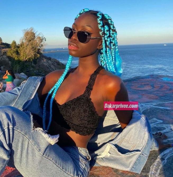 PENDANT CE TEMPS LÀ MAME DIARRA SEN PETIT GALLÉ SE LA COULE DOUCE EN CALIFORNIE