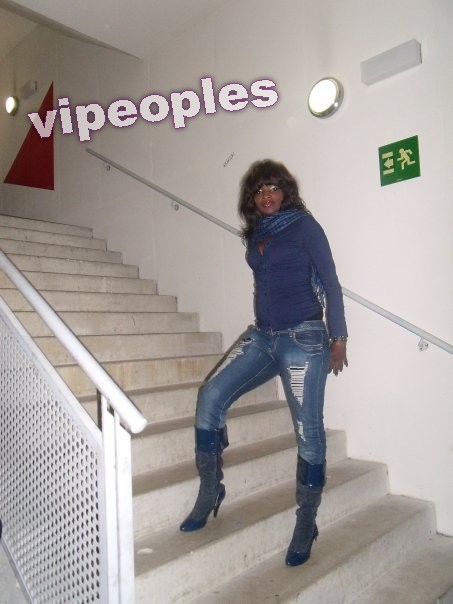 La danseuse Ndeye Gueye adopte le style hiver La danseuse Ndeye Gueye adopte le style hiver