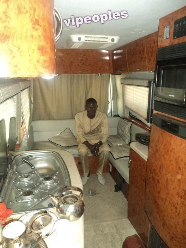 Fadel Mbacké dans le camping car de Ahmed Khalifa Niasse! Fadel Mbacké dans le camping car de Ahmed Khalifa Niasse!