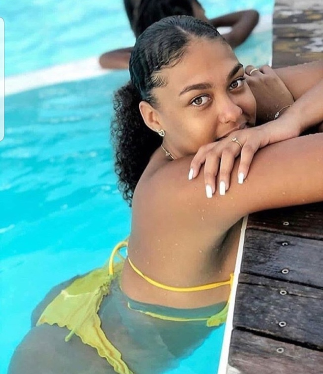 Les images de filles qui se rivalisent d être $€y sur les réseaux sociaux
