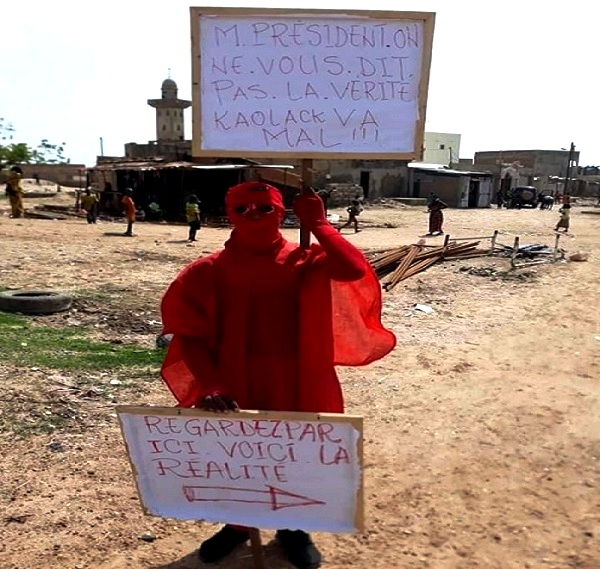 Macky Sall à Kaolack : un porteur de pancarte qui déplorait l’état de leur localité arrêté par la police