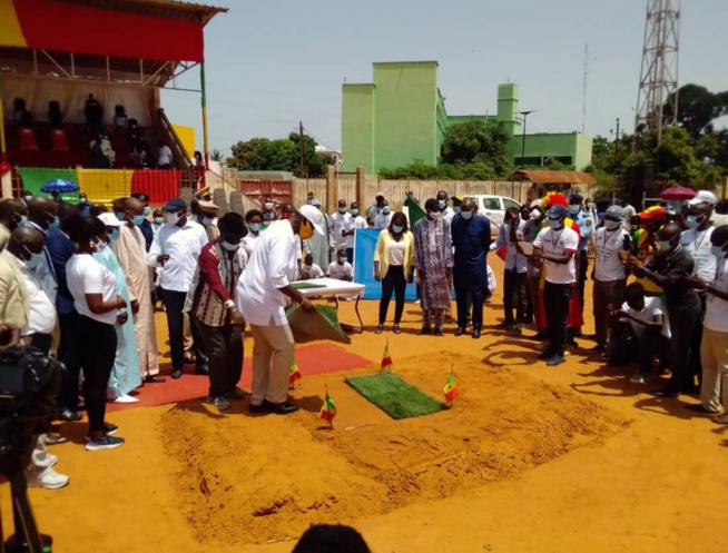 Covid-19: Malgré l’interdiction, Matar Bâ inaugure en grande pompe un gazon synthétique Covid-19: Malgré l’interdiction, Matar Bâ inaugure en grande pompe un gazon synthétique