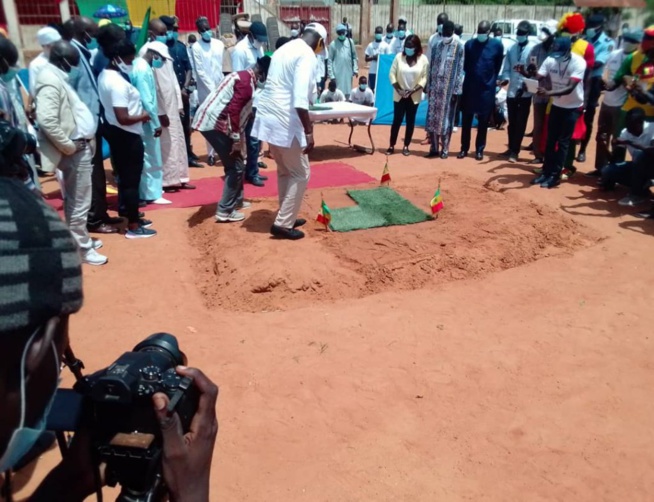 Covid-19: Malgré l’interdiction, Matar Bâ inaugure en grande pompe un gazon synthétique Covid-19: Malgré l’interdiction, Matar Bâ inaugure en grande pompe un gazon synthétique