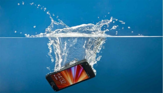 Technologie : voici comment sauver votre smartphone s’il tombe dans l’eau