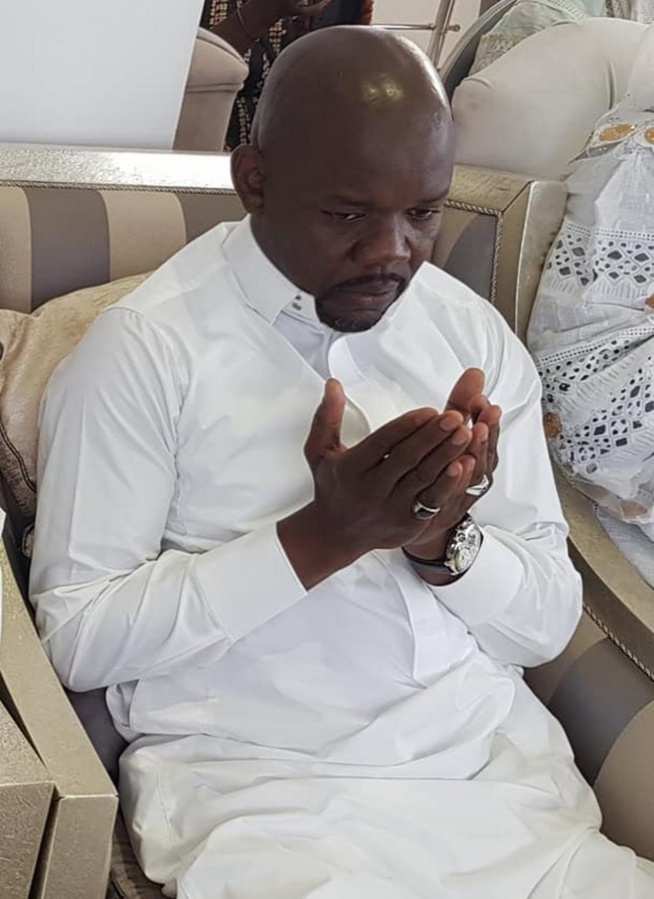 Cette ancienne photo de feu Ndongo Lo avec son ami Tahirou Sarr, marchand ambulant fait le buzz actuellement ! Cette ancienne photo de feu Ndongo Lo avec son ami Tahirou Sarr, marchand ambulant fait le buzz actuellement !