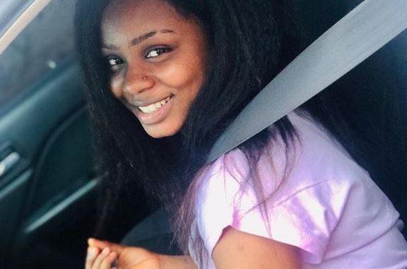 Djeyna Baldé pose fièrement au volant Djeyna Baldé pose fièrement au volant