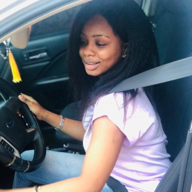 Djeyna Baldé pose fièrement au volant Djeyna Baldé pose fièrement au volant