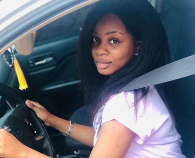  Djeyna Baldé pose fièrement au volant