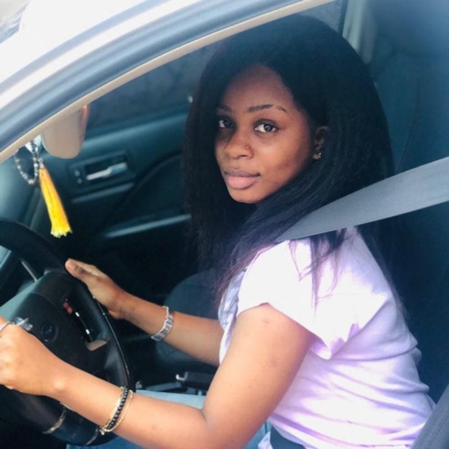  Djeyna Baldé pose fièrement au volant