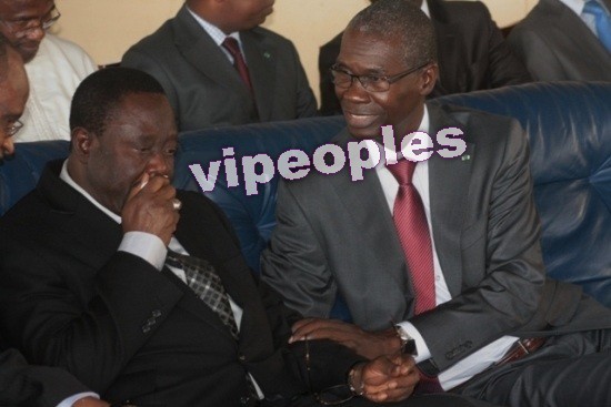 Mbaye Ndiaye pleure et ne peut plus faire discours. Mbaye Ndiaye pleure et ne peut plus faire discours.