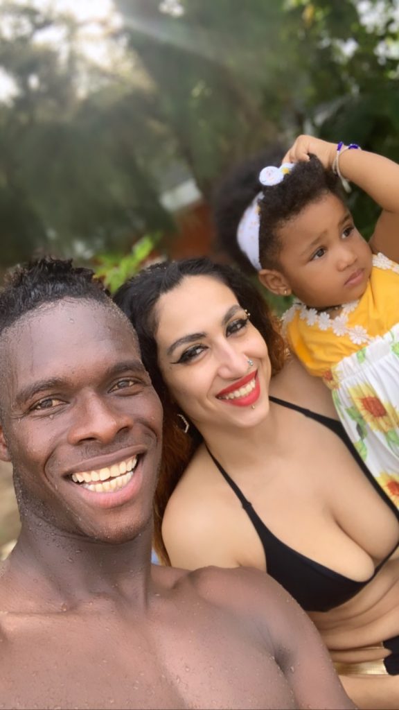 Le défenseur international Sénégalais, Pape Abou Cissé tout heureux avec son épouse Jihanne Le défenseur international Sénégalais, Pape Abou Cissé tout heureux avec son épouse Jihanne