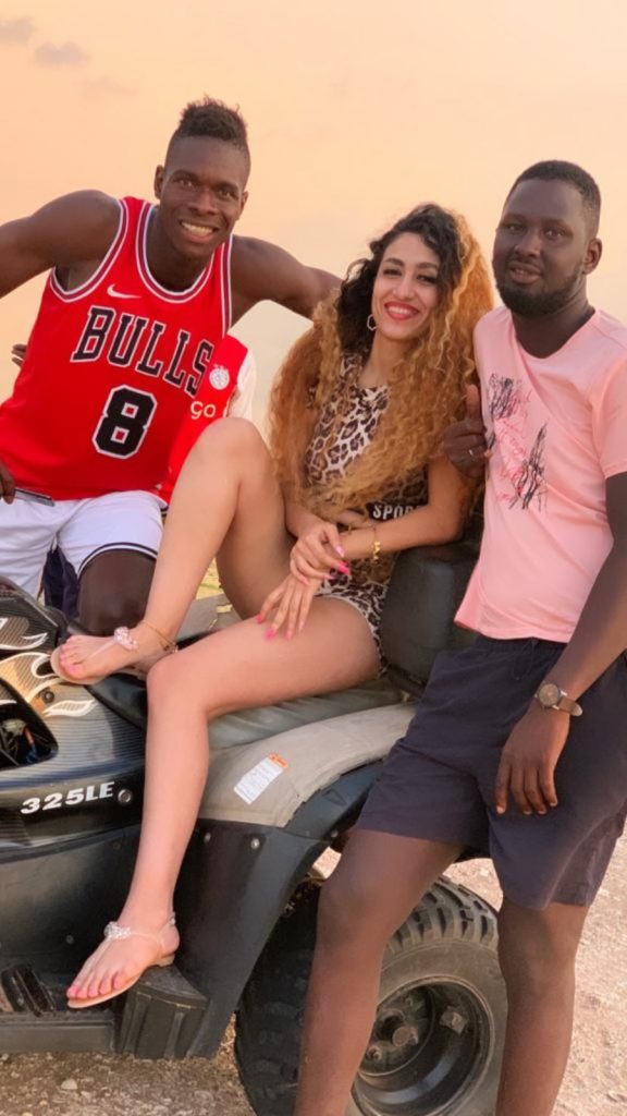 Le défenseur international Sénégalais, Pape Abou Cissé tout heureux avec son épouse Jihanne Le défenseur international Sénégalais, Pape Abou Cissé tout heureux avec son épouse Jihanne