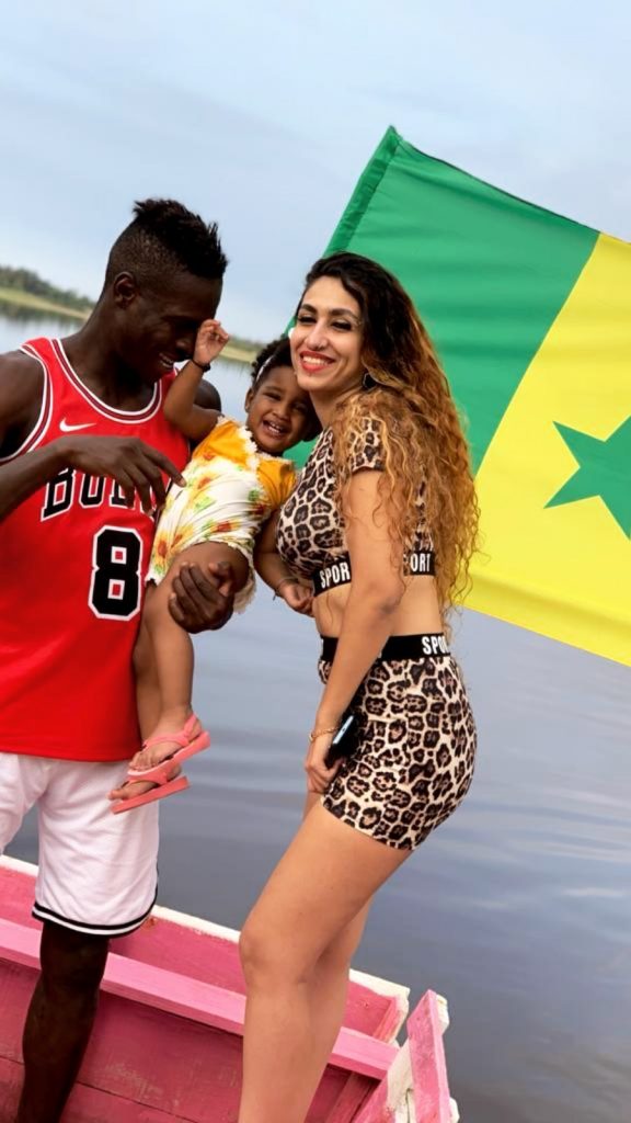 Le défenseur international Sénégalais, Pape Abou Cissé tout heureux avec son épouse Jihanne Le défenseur international Sénégalais, Pape Abou Cissé tout heureux avec son épouse Jihanne