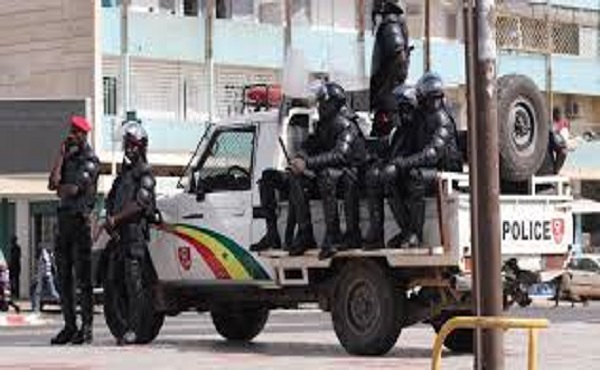 Non-respect des mesures barrières : 120 personnes interpellées à Guédiawaye par la police