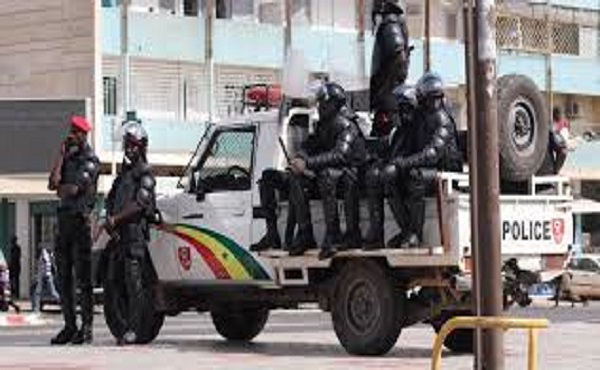 Non-respect des mesures barrières : 120 personnes interpellées à Guédiawaye par la police Non-respect des mesures barrières : 120 personnes interpellées à Guédiawaye par la police