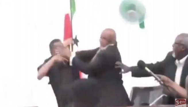 Inedit ! Le Président de la Somalie frappe le président de l'Assemblée nationale (Vidéo) Inedit ! Le Président de la Somalie frappe le président de l'Assemblée nationale (Vidéo)