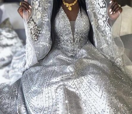 Admirez les 02 Différentes Sagnsés hors pair de la Barbie Noire d’Instagram le jour de son mariage qui font sensation Admirez les 02 Différentes Sagnsés hors pair de la Barbie Noire d’Instagram le jour de son mariage qui font sensation