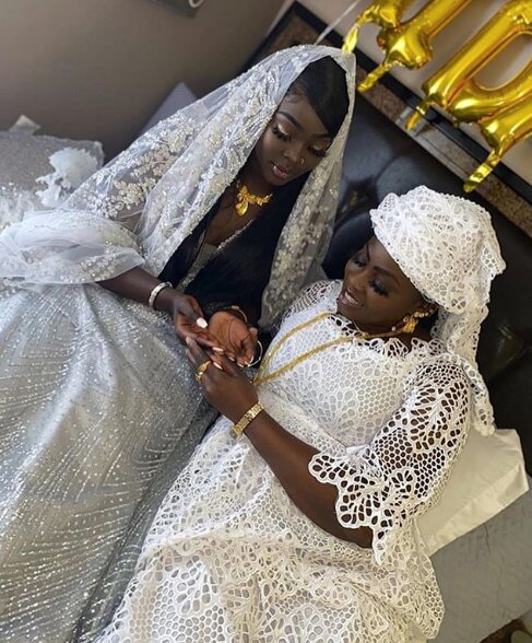 Admirez les 02 Différentes Sagnsés hors pair de la Barbie Noire d’Instagram le jour de son mariage qui font sensation Admirez les 02 Différentes Sagnsés hors pair de la Barbie Noire d’Instagram le jour de son mariage qui font sensation