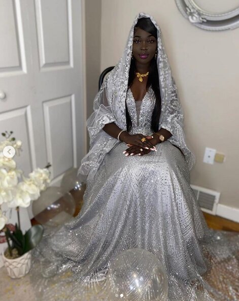 Admirez les 02 Différentes Sagnsés hors pair de la Barbie Noire d’Instagram le jour de son mariage qui font sensation Admirez les 02 Différentes Sagnsés hors pair de la Barbie Noire d’Instagram le jour de son mariage qui font sensation