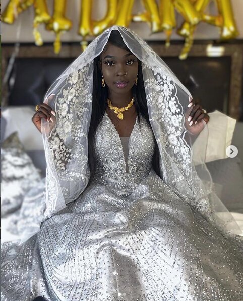 Admirez les 02 Différentes Sagnsés hors pair de la Barbie Noire d’Instagram le jour de son mariage qui font sensation Admirez les 02 Différentes Sagnsés hors pair de la Barbie Noire d’Instagram le jour de son mariage qui font sensation