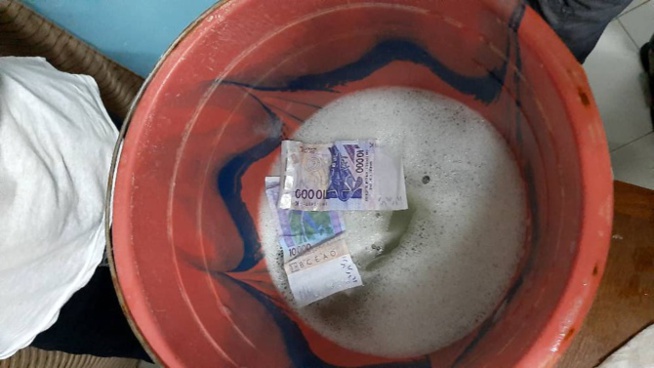 Saisie de faux billets : trois faussaires tombent avec près de 153 millions, du matériel et des produits de lavage Saisie de faux billets : trois faussaires tombent avec près de 153 millions, du matériel et des produits de lavage