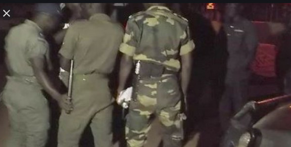 Plainte contre X/ Pour vol de cartes bancaires: Une bande de 7 fils à papa arrêtée à Saly Plainte contre X/ Pour vol de cartes bancaires: Une bande de 7 fils à papa arrêtée à Saly