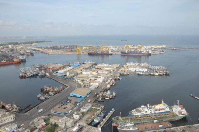 Môle 10 - Alerte environnementale - Un liquide mystérieux et nauséabond se dégage du Port
