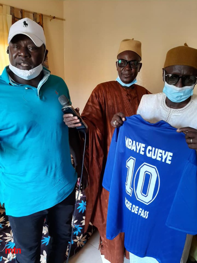 Soutien - La Jeanne d'Arc de Dakar remet une enveloppe de 400.000 F CFA à Mbaye Guèye Tigre de Fass Soutien - La Jeanne d'Arc de Dakar remet une enveloppe de 400.000 F CFA à Mbaye Guèye Tigre de Fass