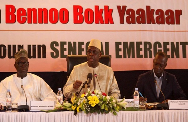 Lecture de l’actualité dominante : Bennoo Bokk Yaakaar félicite le Président Macky Sall pour son rôle au sein de la CEDEAO et la reprise du Dialogue National