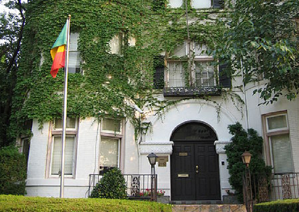 Ambassade du Sénégal à Washington Mme Naisse Sall aurait « Déserté » son Poste pour se la couler douce à Dakar Ambassade du Sénégal à Washington Mme Naisse Sall aurait « Déserté » son Poste pour se la couler douce à Dakar