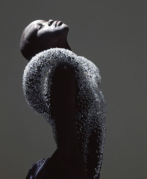 Alek Wek, premier mannequin africain à poser pour les couvertures de magazine Alek Wek, premier mannequin africain à poser pour les couvertures de magazine