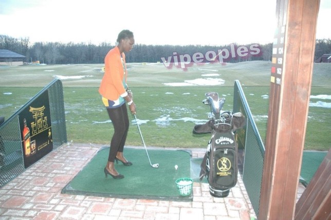 Dji Dieng jouant au golf